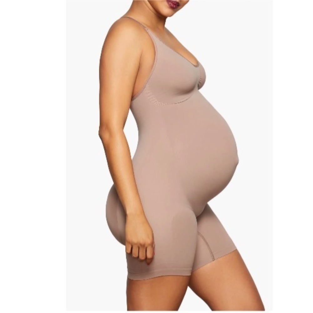 SKIMS Maternity Sculpting Bodysuit Mid Thigh Clay XXS/XS SM-BSS-0147